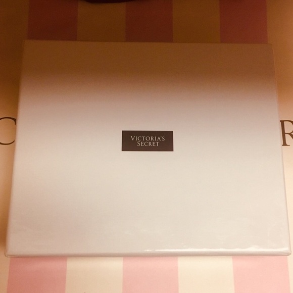 VS Love Me Bracelet Rollerball Kit Gold Tone Cuff + Perfume Set New NWT NIB - Picture 7 of 10